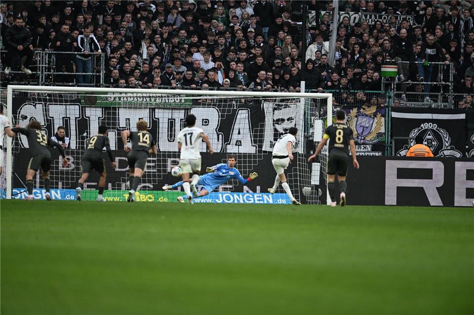 Sieg in der Nachspielzeit für Borussia Mönchengladbach.Fabian Strauch/dpa
