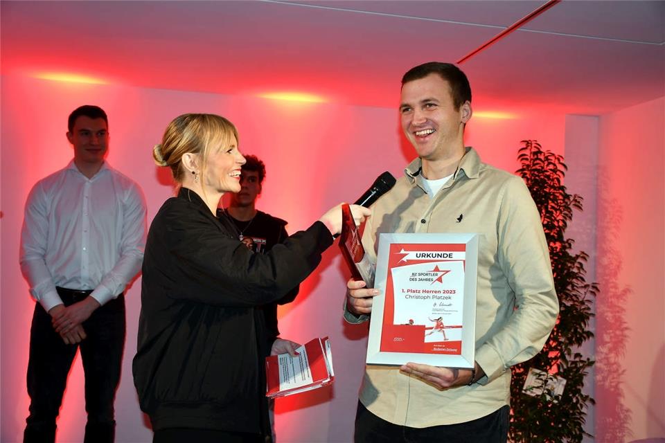 Sportler des Jahres: Gänsehaut-Momente im Rampenlicht Sieger-Interview: Moderatorin Julia Kleine mit dem Fußballer Christoph Platzek.