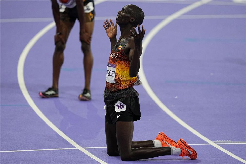 Sieger Joshua Cheptegei nach Gold über 10 000 Meter