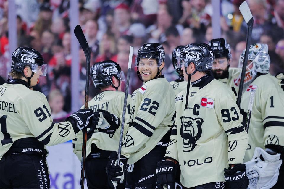 Sieger im Eishockey-Nordduell: Die Grizzlys Wolfsburg gewinnen gegen Bremerhaven. (Archivbild)Rolf Vennenbernd/dpa