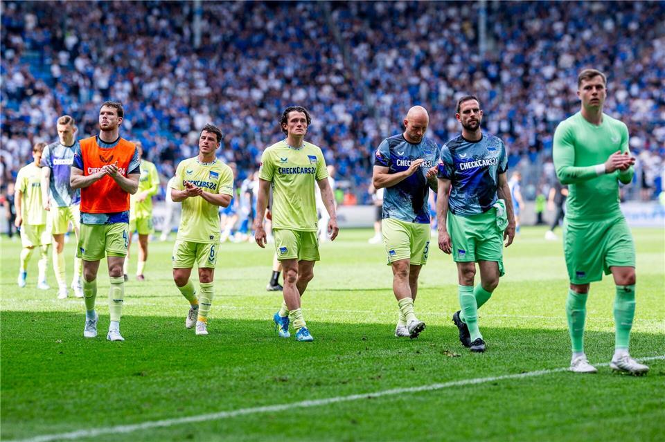 Sieger sehen anders aus als die Hertha-Spieler in Magdeburg.Julius Frick/dpa