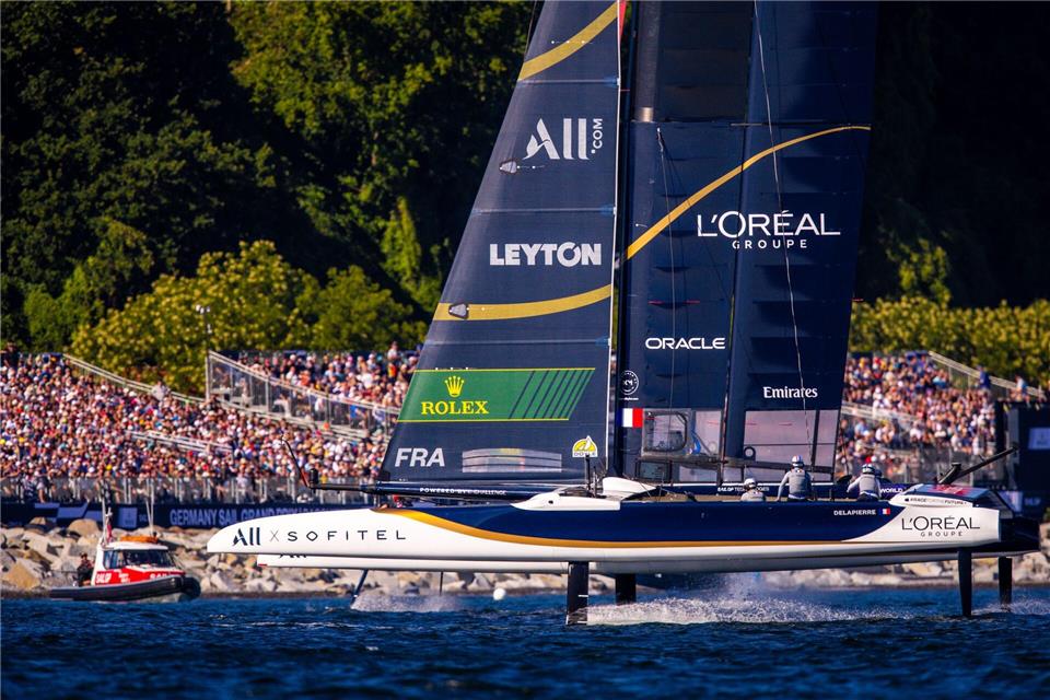 Sieger vor Sassnitz: Das französische Sail-GP-Team.Jens Büttner/dpa