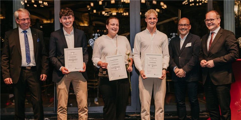 Siegerehrung beim Bundesfinale in Soltau (v.l.): Matthias Stenzel (BIV-Vorstandsmitglied), Erik Gaus (Zweiter), Lea-Marie Kosakow (Erste), David Fiegenbaum (Dritter), Frank Bleitner (Landesinnungsmeister von Niedersachsen), Grant Hendrik Tonne (Wirtschaftsminister Niedersachsen).