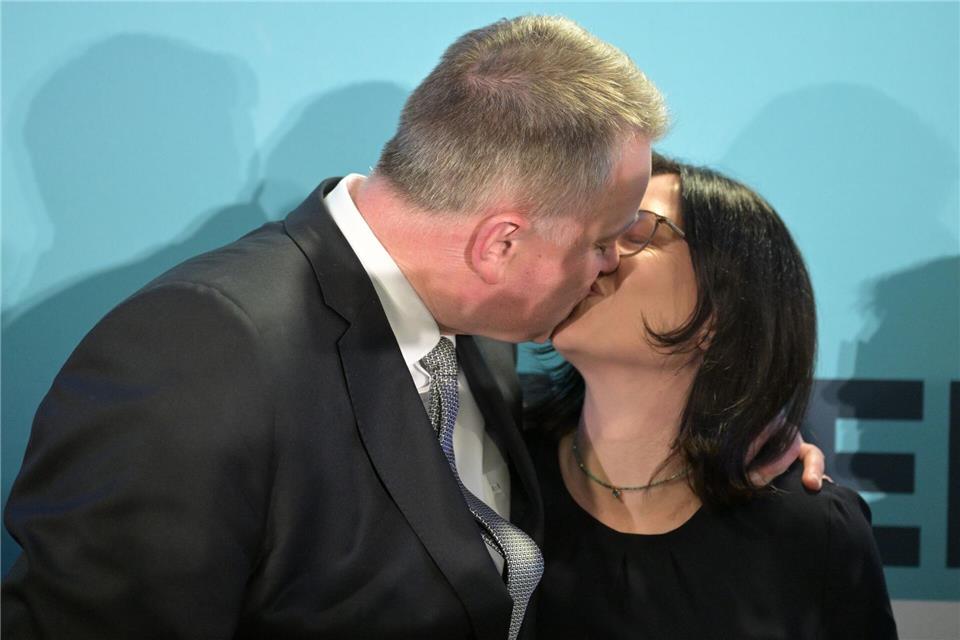 Siegerkuss für Gordon Schnieder bei der CDU-Wahlparty in Mainz.Hannes Albert/dpa