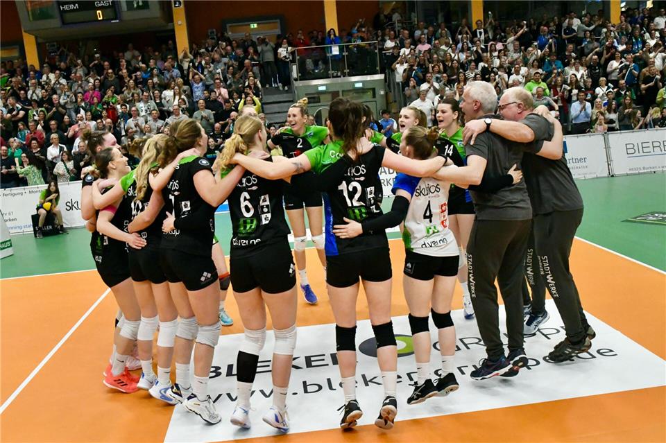 Siegestänzchen nach dem überraschend deutlichen 3:0 gegen den Verfolger Rote Raben Vilsbiburg – ausgelassene Stimmung von Mannschaft und Fans.