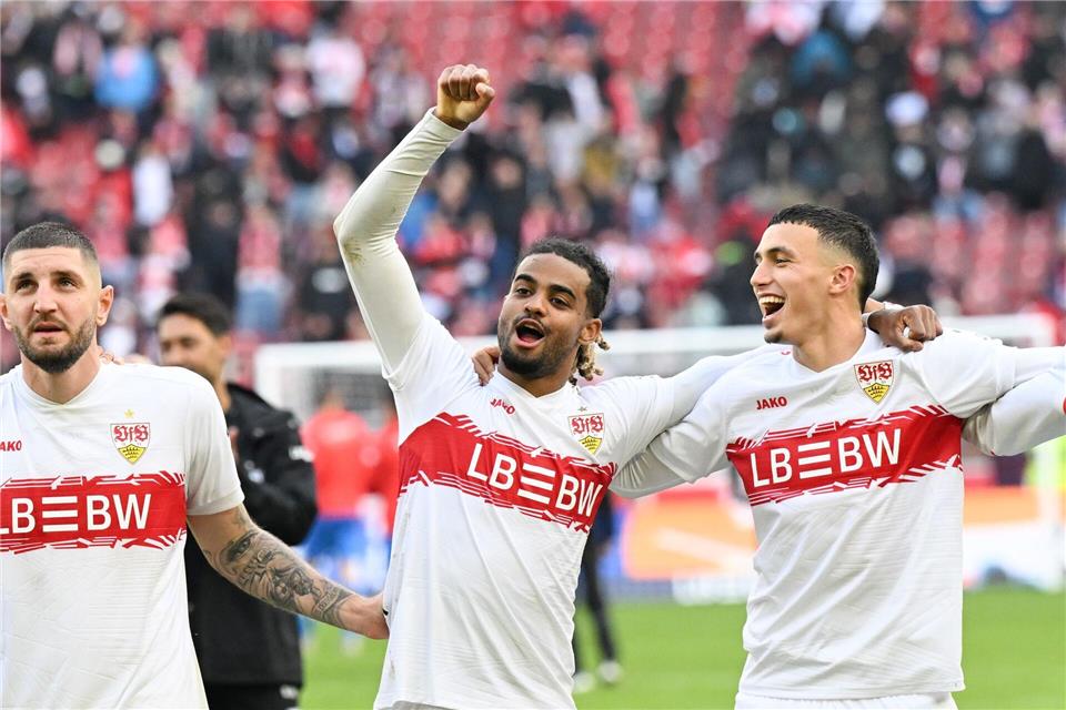 „Sehr gesegnet“: Viel Lob für VfB-Erfolgsgarant El Khannouss Sieggarant Bilal El Khannouss (r) feiert mit seinen Teamkollegen.Bernd Weißbrod/dpa