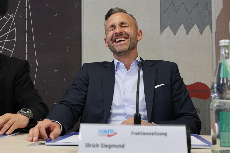 Siegmund konnte sich bei der Wahl auf seine Fraktion verlassen. Peter Gercke/dpa