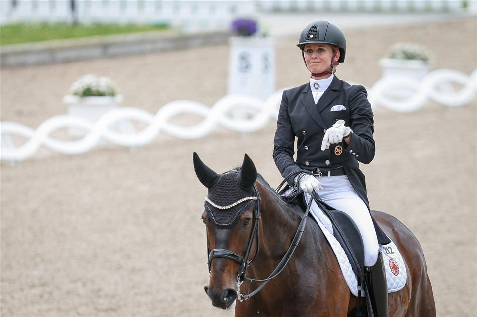 Siegreiches Duo: Jessica von Bredow-Werndl mit Weltcup-Debütant Diallo.Friso Gentsch/dpa