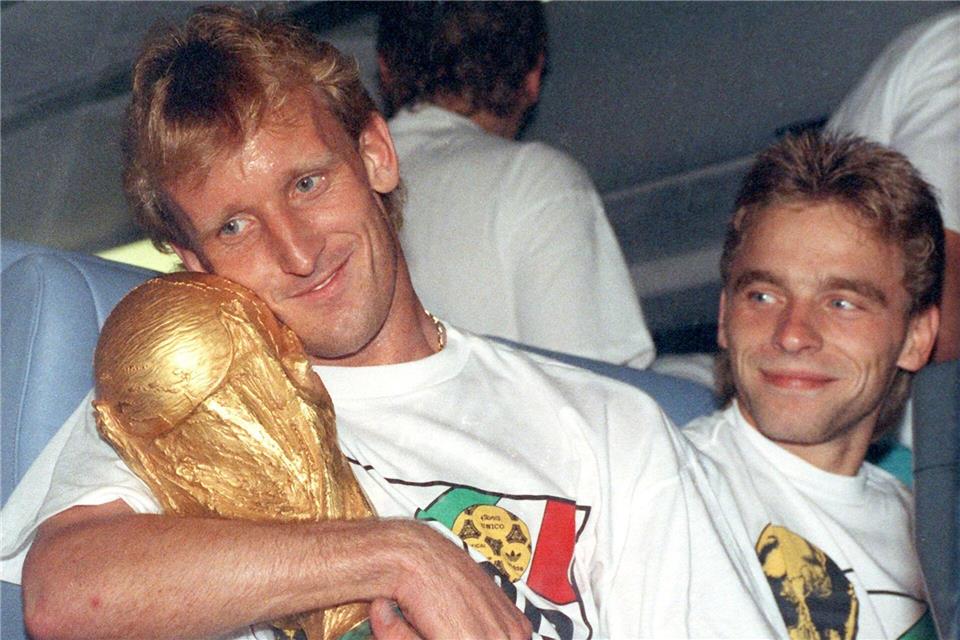 Siegtorschütze Andreas Brehme mit dem WM-Pokal in den Armen. (Archivbild)picture alliance / Frank Kleefeldt/dpa