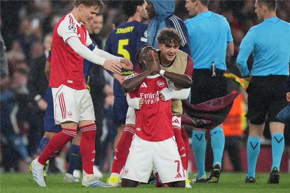 Siegtorschütze Bukayo Saka sackte nach dem Abpfiff überglücklich zusammen.Alastair Grant/AP/dpa