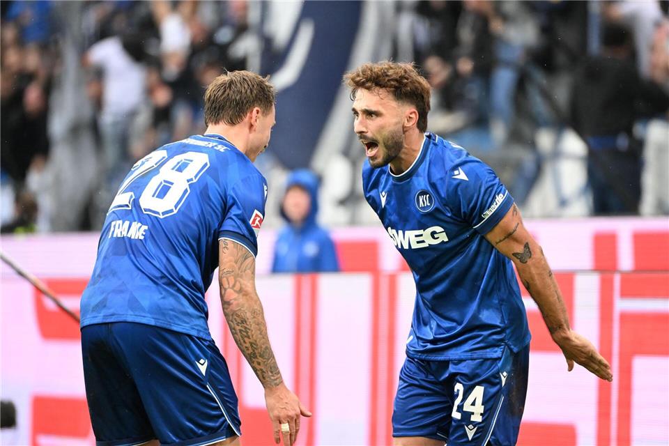 Siegtorschütze Schleusener (r) warnte nach dem Sieg vor Übermut. Uli Deck/dpa