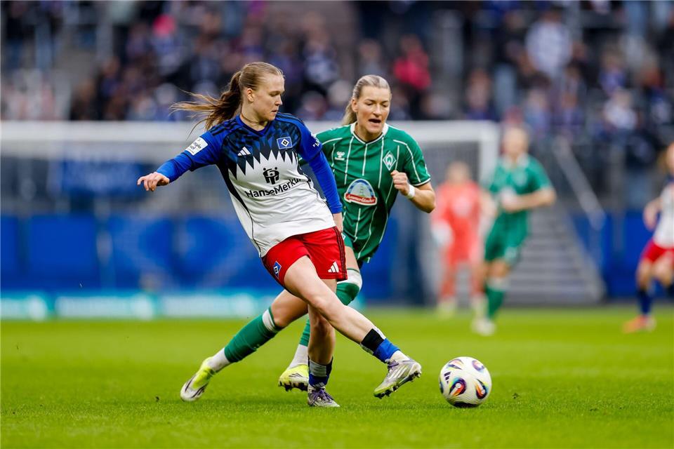 Siegtorschützin des HSV: Annaleen Böhler (l).Philipp Szyza/dpa