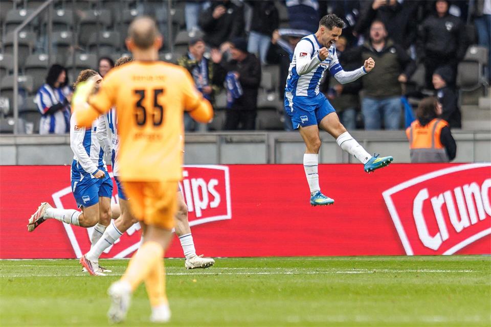 Siegtreffer in der Nachspielzeit: Brekalo (M) sorgt für den Hertha-Sieg. Andreas Gora/dpa