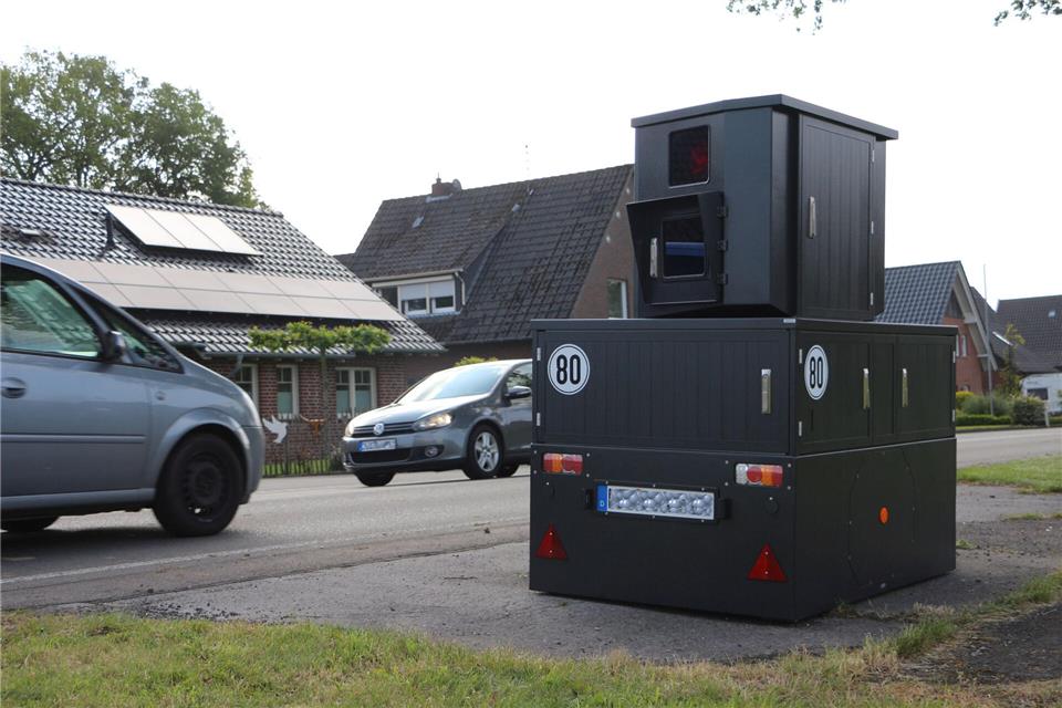 Sieht auf den ersten Blick aus wie ein Anhänger, ist aber eine Radarkontrolle. Kostenpunkt des „Super-Blitzers“: Zwischen 210.000 und 320.000 Euro.