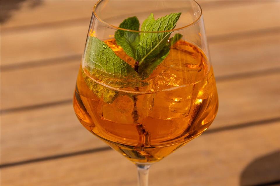 Sieht aus wie Aperol Spritz, ist es aber nicht. Der alkoholfreie Crodino Spritz aus italienischem Crodino, Soda oder alkoholfreiem Weißwein besticht mit Zitrus- und Fruchtnoten sowie leichter Kräuterwürze.Alina Zelenska/The Fontenay/dpa-tmn