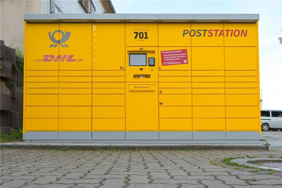 Sieht aus wie ein Automat, ist ein Automat - und ist mancherorts in Deutschland obendrein noch eine Postfiliale. (Archivbild)Heiko Rebsch/dpa