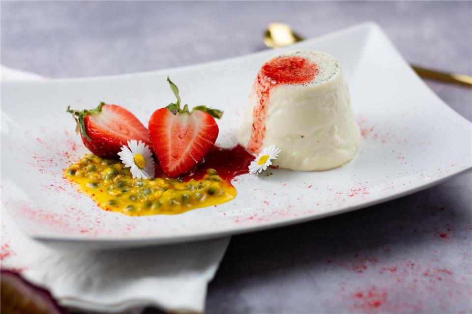 Sieht aus wie gemalt: Zur Panna Cotta serviert Annelie Ulrich Erdbeeren und das Fruchtfleisch einer Maracuja.Annelie Ulrich/dpa-tmn