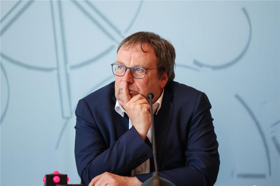 Sieht eine Abschaffung von Schwarzfahren als Straftatbestand kritisch: NRW-Verkehrsminister Oliver Krischer (Grüne).Christoph Reichwein/dpa