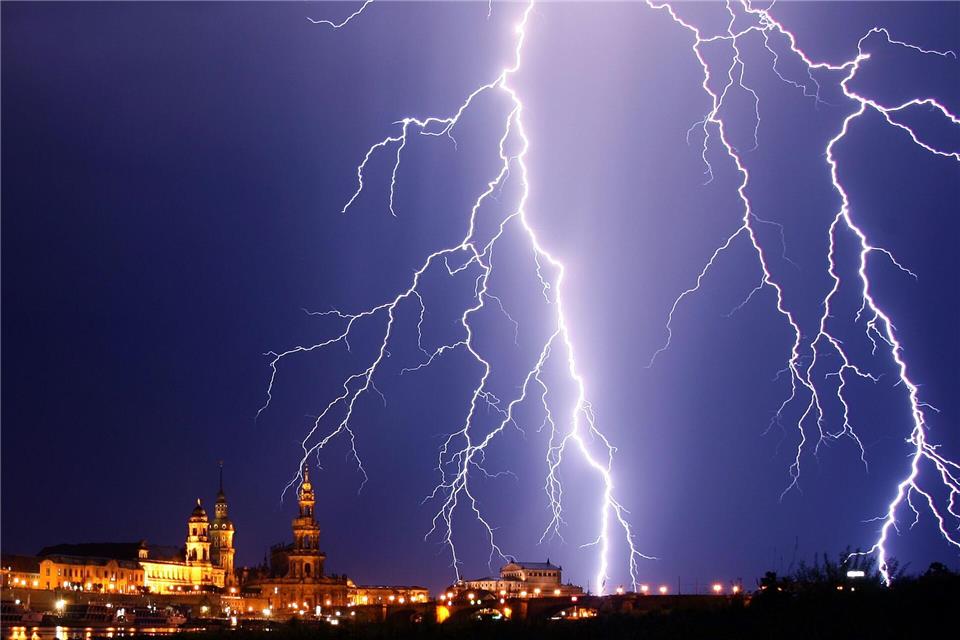 Sieht faszinierend aus, so ein Blitz, kann im Haus aber teure Schäden an der Elektronik verursachen. Ralf Hirschberger/dpa-Zentralbild/dpa-tmn