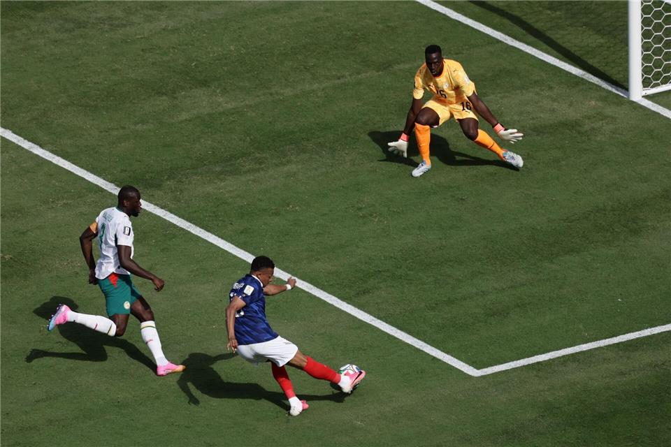 Sieht fleckig aus: der Rasen in der WM-Final-Arena. (Archivbild)Adam Hunger/AP/dpa