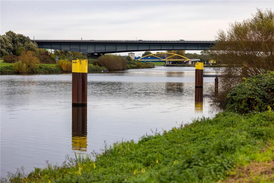 Sieht idyllisch ist, ist aber eine extrem wichtige Autobahn-Verbindung in Duisburg: Die A59-Brücke über die Ruhr. (Archivbild)Thomas Banneyer/dpa