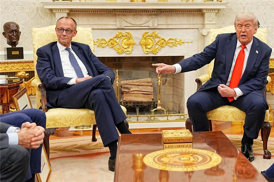 Sieht in europäischen Spitzenpolitikern wie Friedrich Merz offensichtlich eine indirekte Gefahr für amerikanische Interessen: US-Präsident Donald Trump. (Archivbild)Michael Kappeler/dpa Pool/dpa