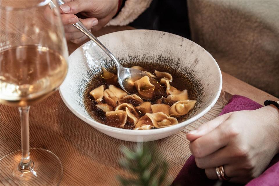Sieht lecker aus: mit Bergkartoffel, Graukäse und Wildkräutern gefüllte Tortellini in Speck-Zwiebel-Brühe, serviert auf der Ütia „I Tablá“.Manuel Glira/Alta Badia/dpa-tmn
