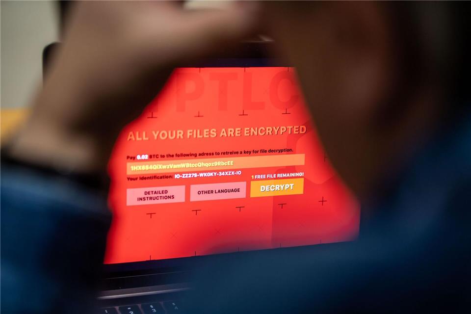 Sieht nicht gut aus: Wer etwa viele Vermögenswerte online verwaltet oder für wen ein Cyberangriff existenzbedrohend sein könnte, für den ist eine Extra-Absicherung noch am ehesten sinnvoll, sagen Experten. picture alliance/dpa