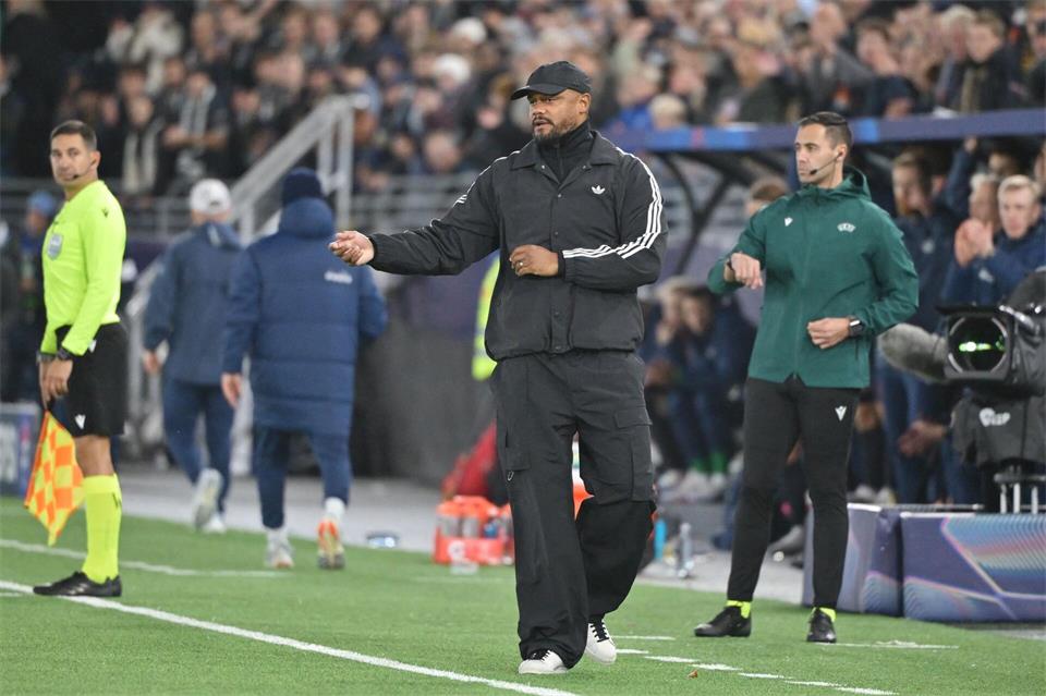 Sieht sein Team nicht weit von Topform entfernt: Bayern-Trainer Kompany (Archivbild)Peter Kneffel/dpa