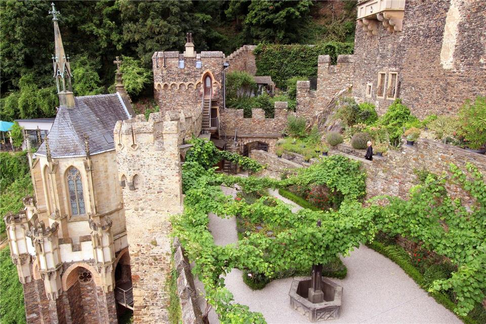 Sieht so aus, doch aus dem Mittelalter ist das Bauwerk nicht: Burg Rheinstein, wo Rebstöcke gedeihen.Bernd F. Meier/dpa-tmn