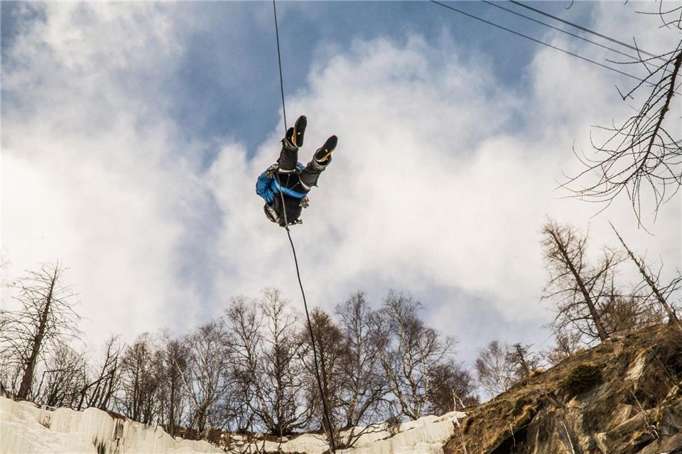 Sieht von oben noch viel höher aus: die letzte Mutprobe auf unserer Tour, das Abseilen von einer Hängebrücke.Puzzle Media/Saastal Tourismus AG/dpa-tmn