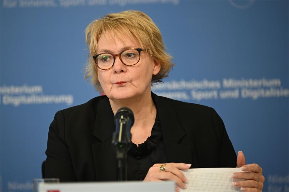 Sieht vor dem Derby zwischen Eintracht Braunschweig und Hannover 96 die Vereine und die Fans in der Pflicht: Niedersachsens Innenministerin Daniela Behrens. (Archivbild)Julian Stratenschulte/dpa