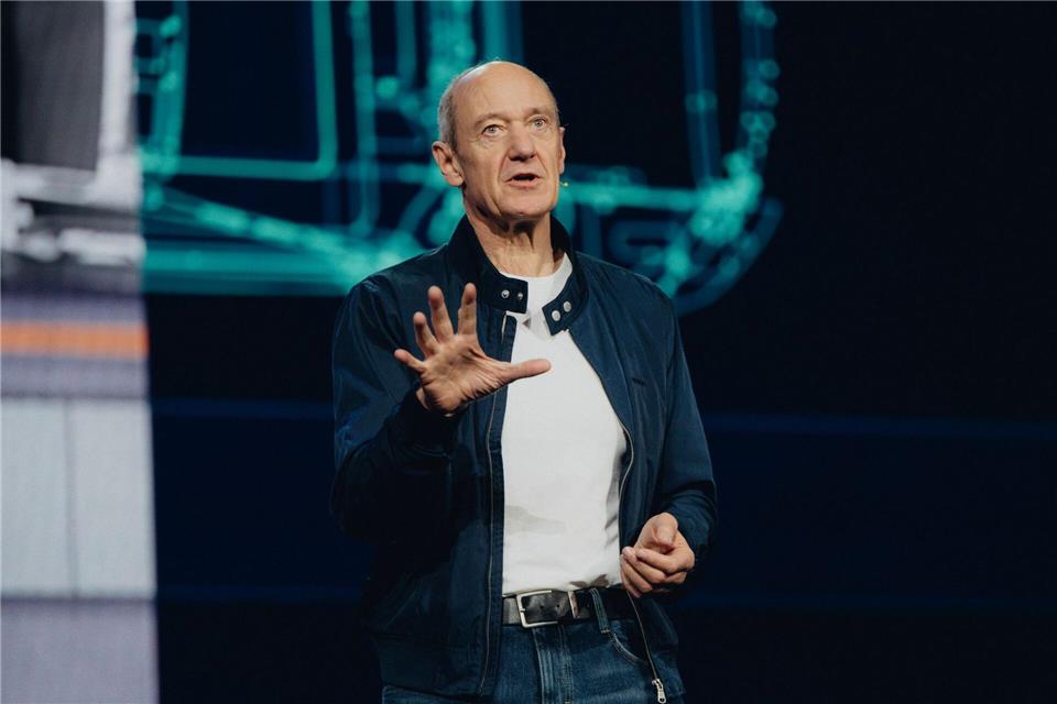 Siemens-CEO Roland Busch eröffnet mit seiner Keynote-Ansprache die Technikmesse CES 2026 und kündigt mehrere Initiativen zum KI-Einsatz in der Industrie an.Uncredited/Siemens/dpa