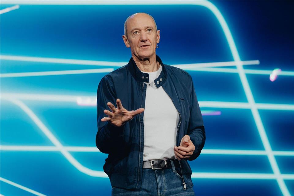 Siemens-CEO Roland Busch kündigt auf der Technikmesse CES 2026 mehrere Initiativen zum KI-Einsatz in der Industrie an.Uncredited/Siemens/dpa
