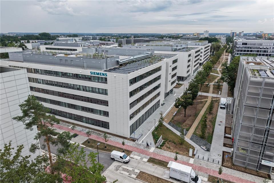 Siemens hat nach eigenen Angaben rund eine Milliarde Euro in den Campus im Süden Erlangens investiert. Daniel Löb/dpa