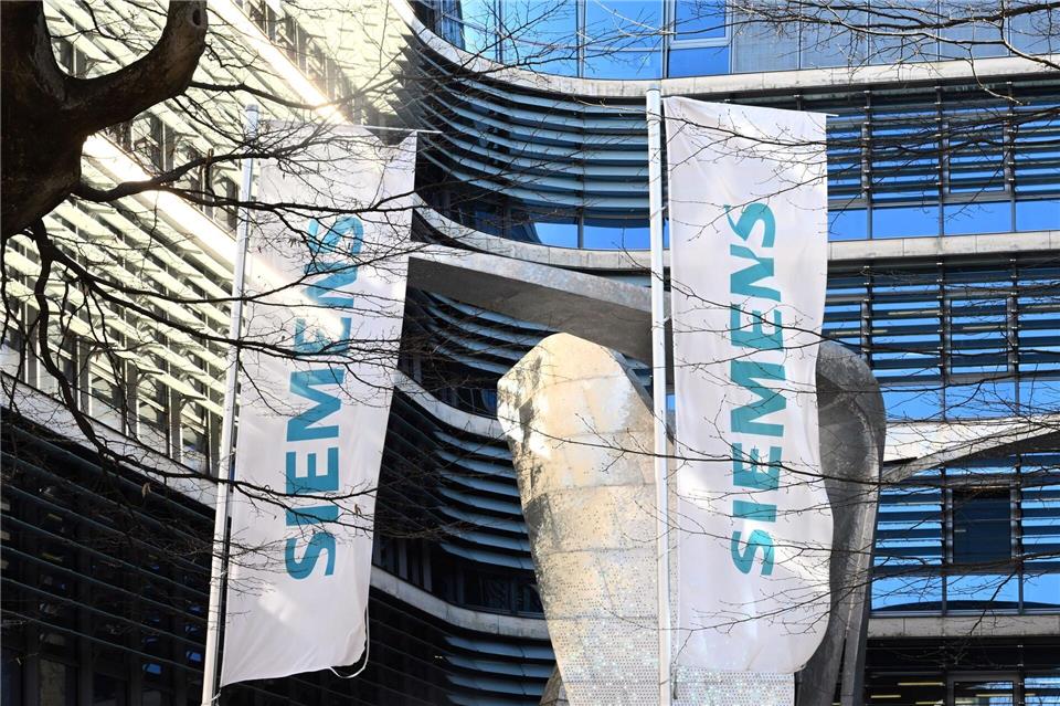 Siemens tut sich für die Entwicklung industrieller KI mit mehreren Werkzeugmaschinen-Herstellern zusammen. (Archivbild)Felix Hörhager/dpa