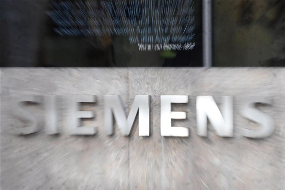 Siemens will in Amberg 200 Millionen Euro in einen Fabrik-Neubau investieren. (Symbolbild)Felix Hörhager/dpa