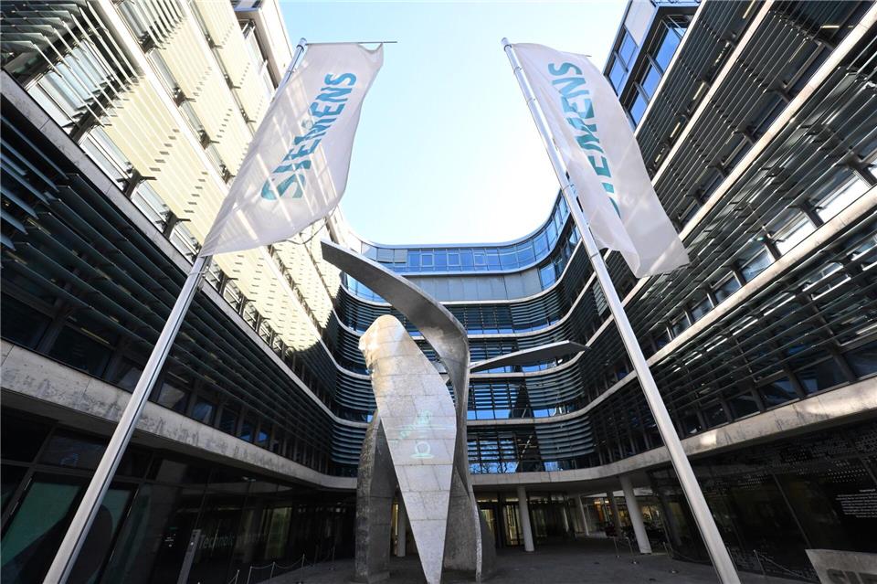 Siemens zeigt sich relativ unbeeindruckt von den weltweiten Verwerfungen. (Archivbild)Felix Hörhager/dpa