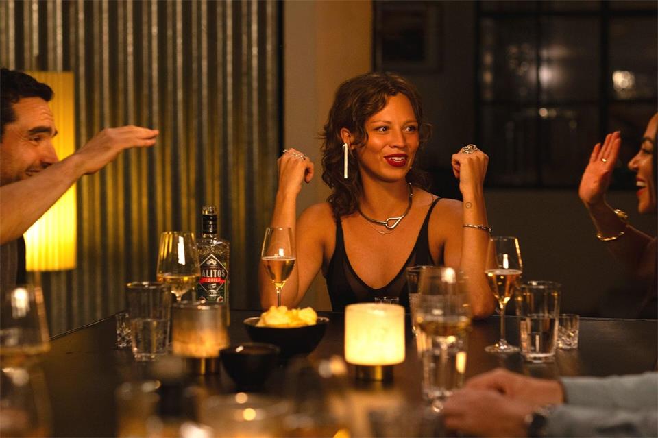 Siena, gespielt von Lilja van der Zwaag, hier in einer Dinner-Szene zu sehen, ist die Initiatorin des sexy „Schlüsselspiels“ in der Prime-Video-Serie „Friends Sex and Games“, deren Arbeitstitel einst „Game of Keys“ lautete.Sofia Cecilia Velasquez Cruz/Amazon MGM Studios/dpa