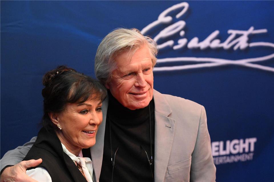 Sigmar Solbach mit seiner Frau Claudia auf dem roten Teppich (Archiv). Felix Hörhager/dpa