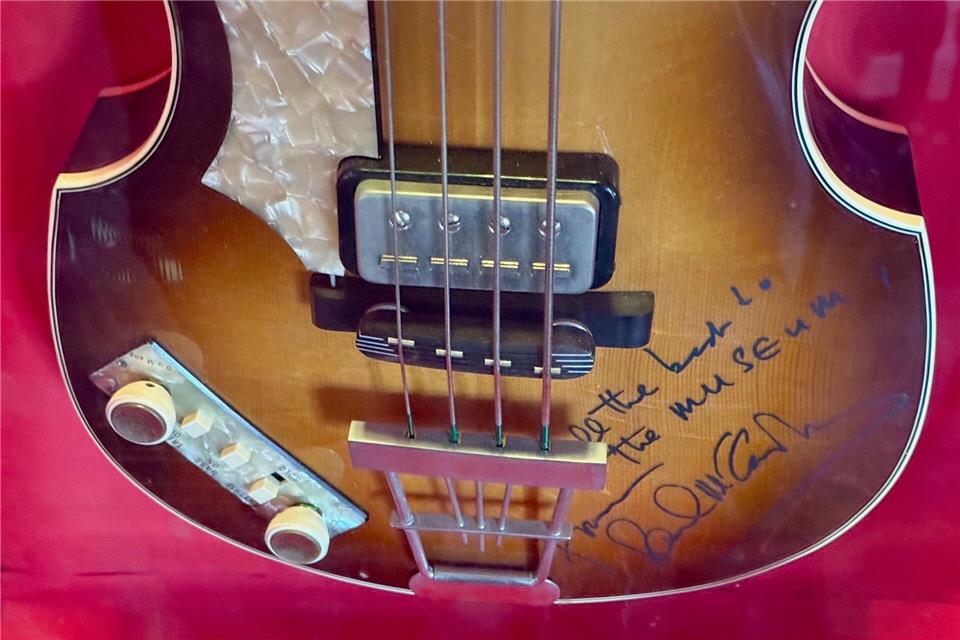 Signiert von Paul McCartney: Dieser Bass ist das Highlight der „Zwick“-Sammlung.Wolfgang Stelljes/dpa-tmn