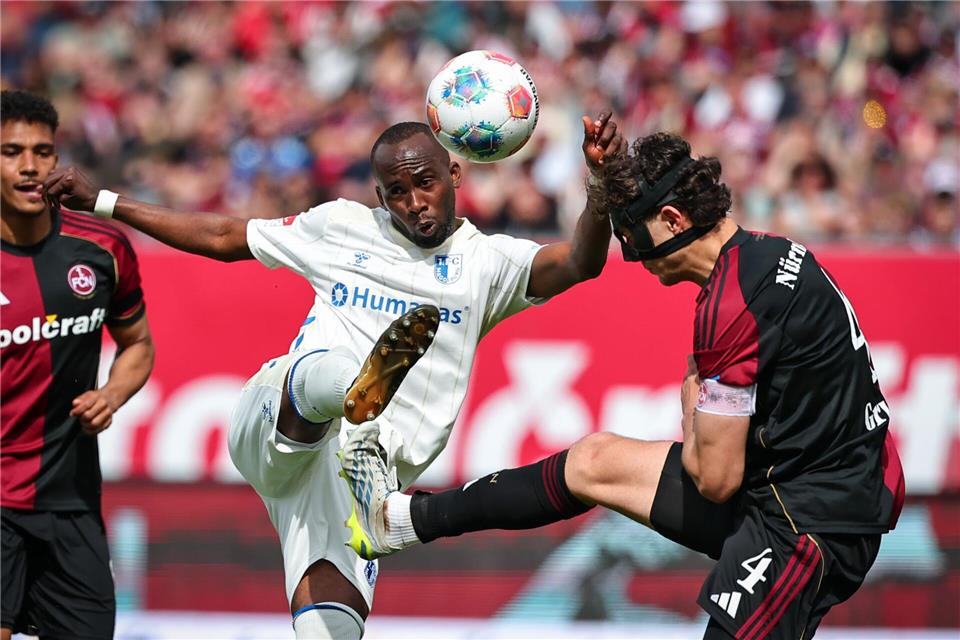 Silas Gnaka (M) vergab eine Magdeburger ChanceDaniel Karmann/dpa