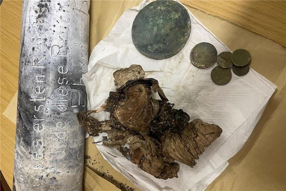Silber- und Kupfermünzen, ein Zeitungsartikel und Fotos wurden seit dem beim Bau einer Brücke in Hof im Jahr 1928 in einer Zeitkapsel aufbewahrt. Nun sind die Gegenstände beim Abriss des Bauwerks wiedergefunden worden.-/Stadt Hof/dpa