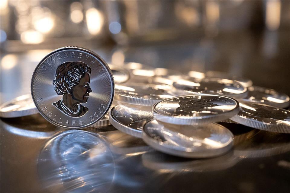 Silbermünzen wie die  „Maple Leaf“ sind bei Sammlern gefragt. (Archivbild)Sven Hoppe/dpa