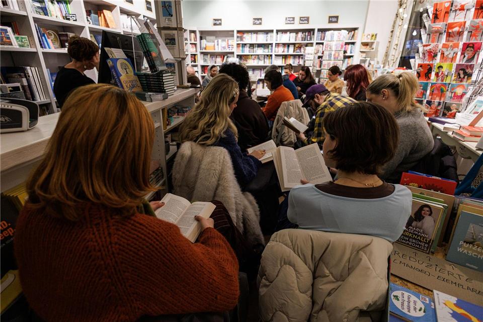 „Silent Book Clubs“ gibt es nicht nur in Darmstadt, sondern etwa auch in Kassel und Wiesbaden.Hannes P. Albert/dpa
