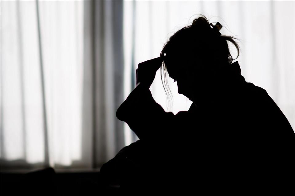 Silhouette einer Frau vor einer hellen FensterfrontJulian Stratenschulte/dpa