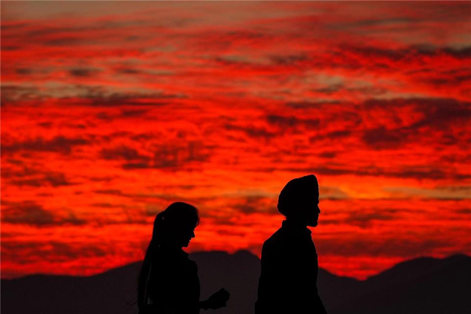 Silhouetten im Rauch: Waldbranddunst über Burnaby MountainDarryl Dyck/The Canadian Press via AP/dpa