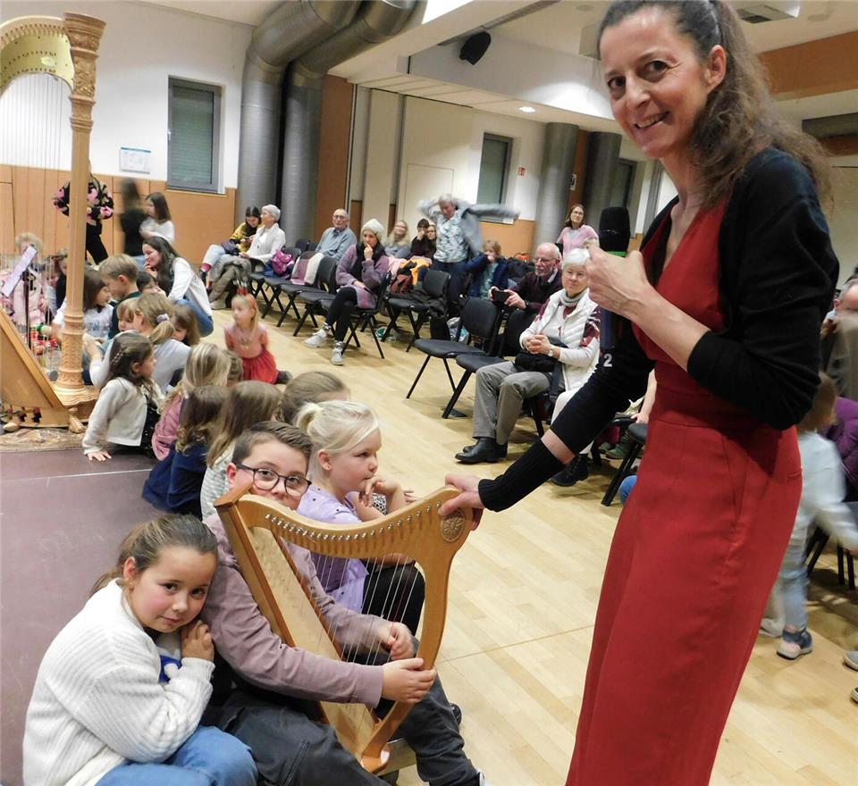 Silke Aichhorn hat eine Harfenkonzert im Reken-Forum gegeben. Am Nachmittag hatten Kinder die Möglichkeit, beim Mitmachkonzert hautnah dabei zu sein.