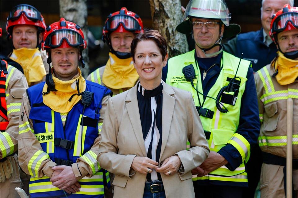 Silke Gorißen (M), (CDU) Ministerin für Landwirtschaft und Verbraucherschutz des Landes Nordrhein-Westfalen, steht für ein Gruppenfoto mit Einsatzkräften der Feuerwehr zusammen.Thomas Banneyer/dpa