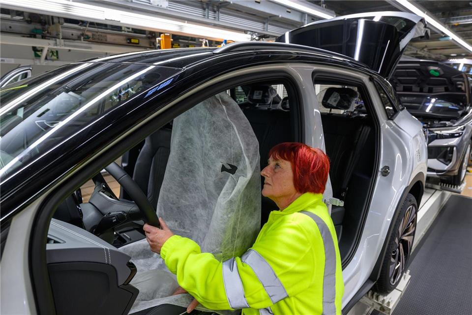 Silke Novotny aus der Qualitätssicherung im Zwickauer Volkswagen-Werk kontrolliert den Innenraum eines ID.4 an der Produktionslinie.Hendrik Schmidt/dpa
